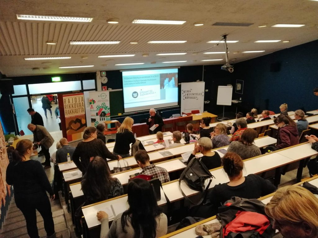 Kuva: Kuka kuuntelee köyhää Turku Hiljainen köyhyys 8.4.2019, kuvassa luentosali, jossa ihmisiä