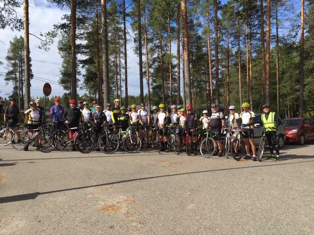 Kuva: Tour De vaivaisukot kuvassa 26 pyöräilijää